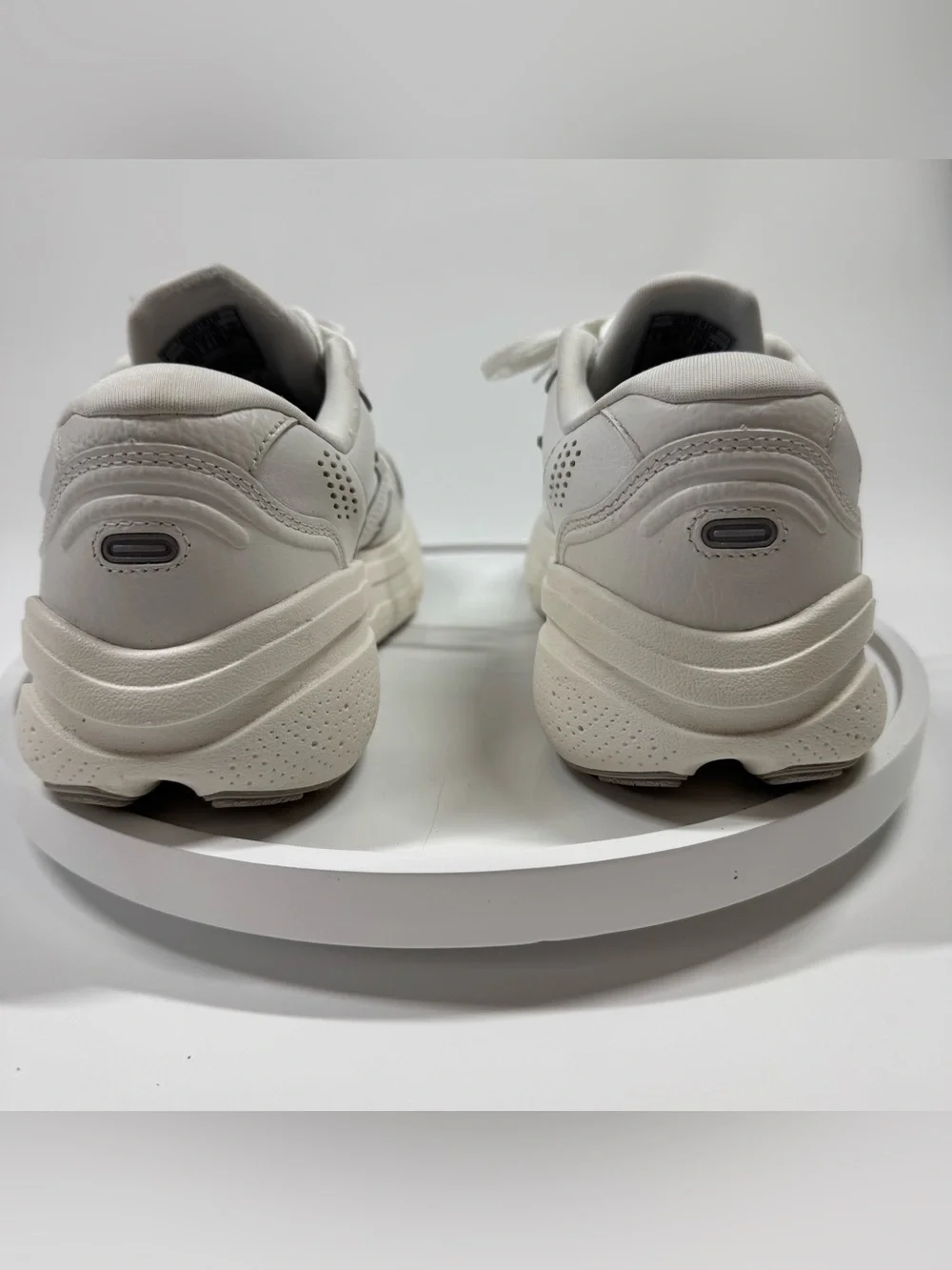 Brooks Ghost Max 2 Leather Womens Sz 9 Walking Shoes (B Standard) (142) White